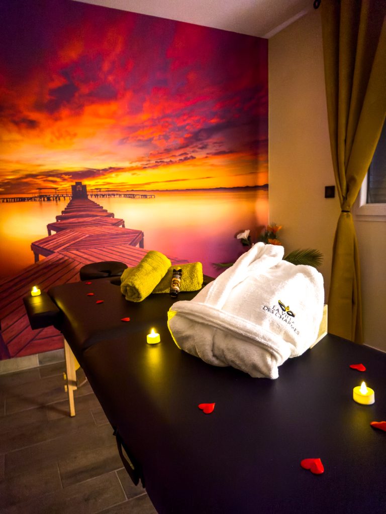 Espace massage élégant avec couché de soleil en trompe-l'oeil.