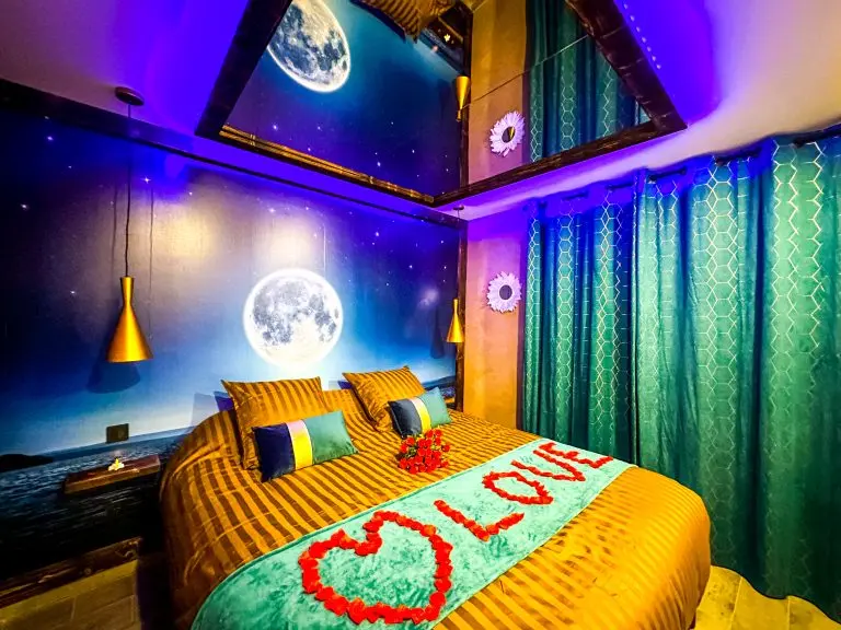 Salon avec jacuzzi privatif – La Villa des Charmes