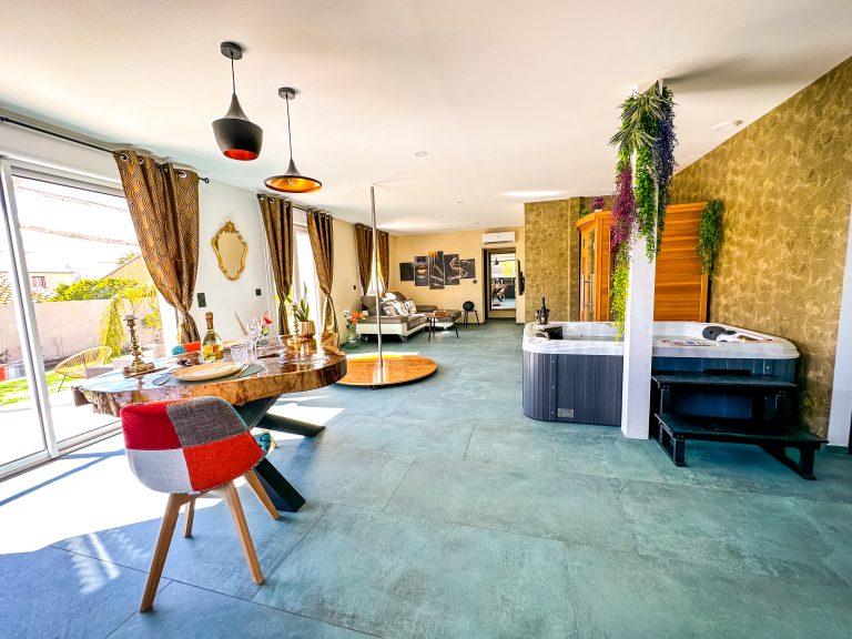 Séjour spacieux lumineux avec vue sur le jacuzzi, le sauna et une décoration élégante.