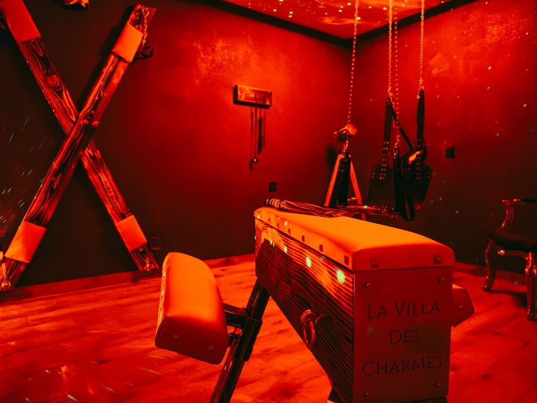 loveroom vias - la villa des charmes - pièce à coquiner-31