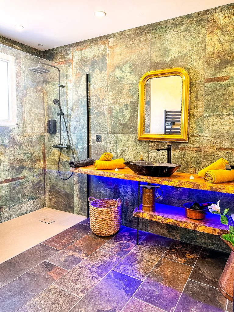 Salle de bain romantique de la villa des charmes.