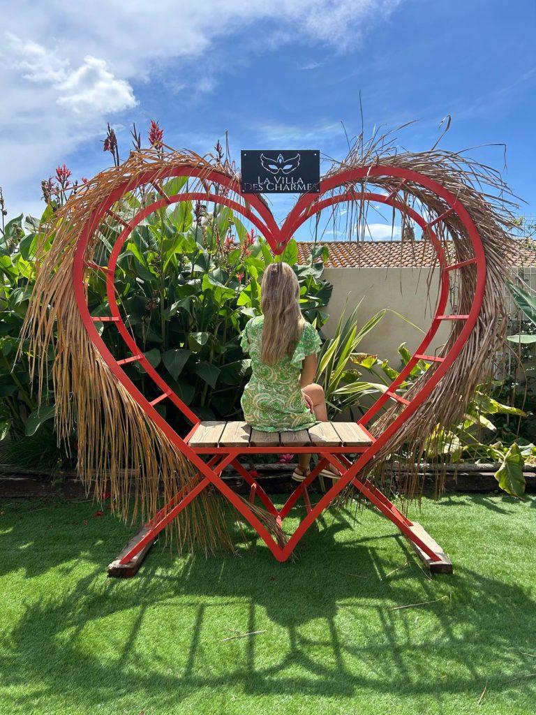 Jardin extérieur romantique avec mobilier en forme de cœur.