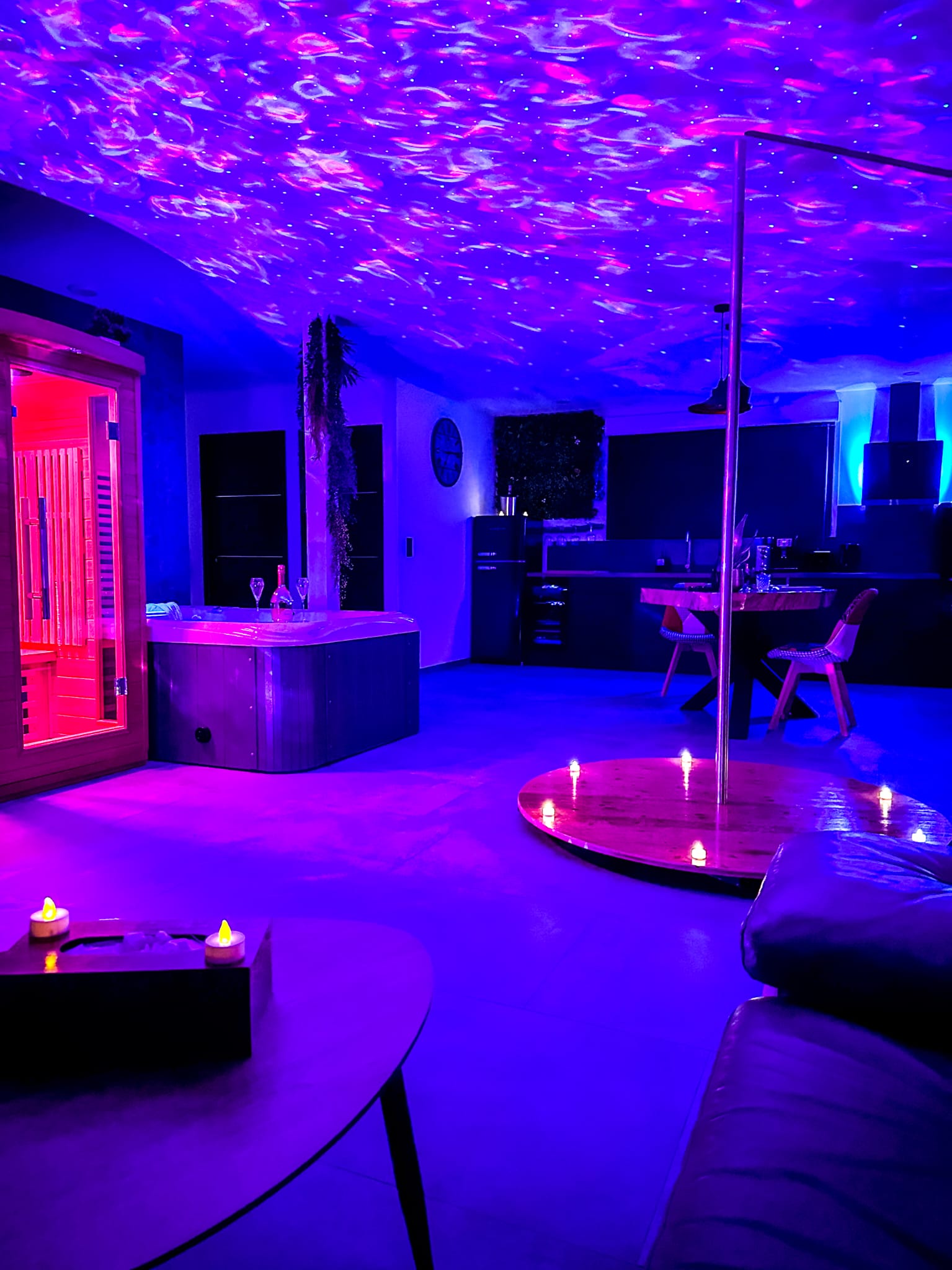 Espace bien-être avec sauna, jacuzzi et pole dance – La Villa des Charmes