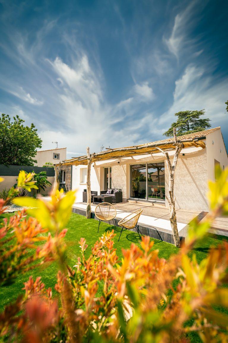 Vu de la terrasse face sud avec sa grande terrasse et la pergola en bois flotté