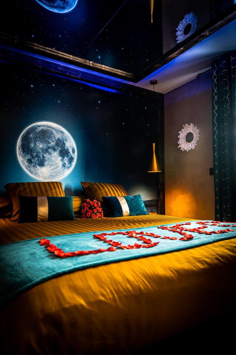 Chambre love room romantique avec king size et miroir au plafond.