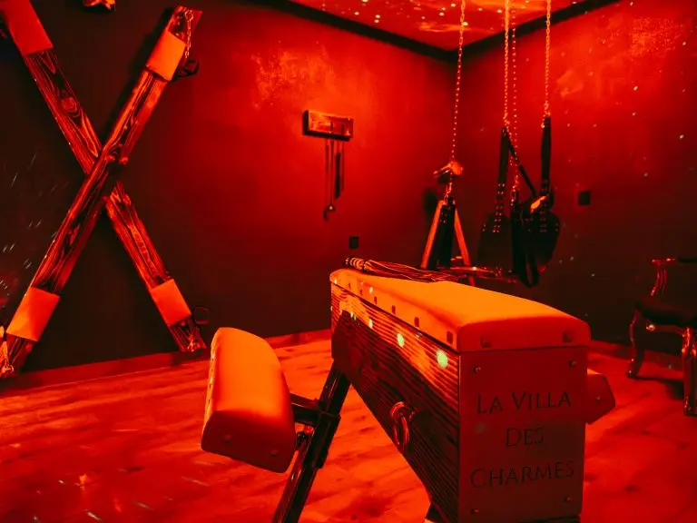 loveroom-vias-la-villa-des-charmes-piece-a-coquiner-31-768x576